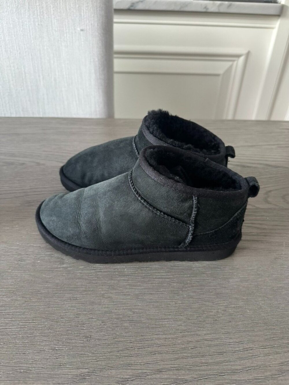 UGG CLASSIC ULTRA MINI BOOT - BLACK Girls Size 4